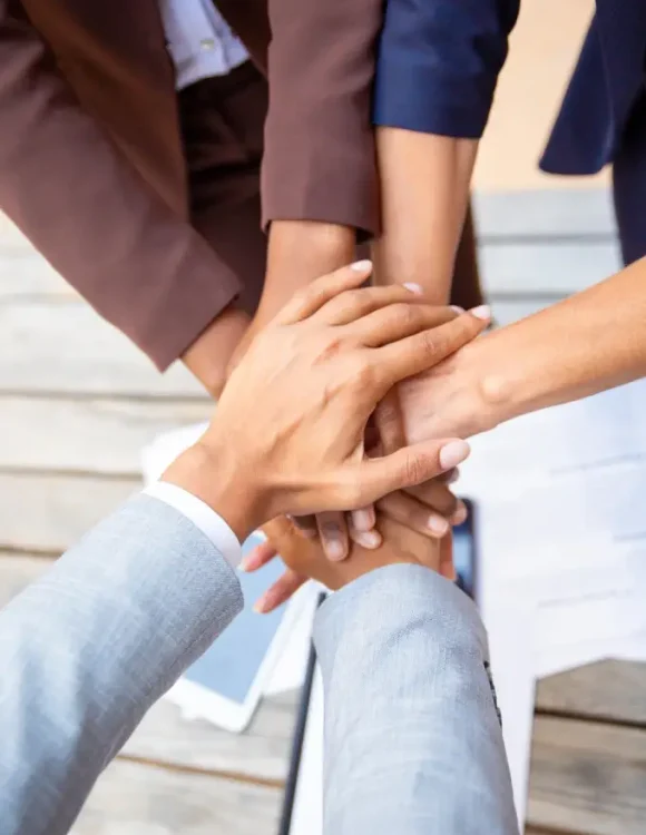persone che stringono la mano